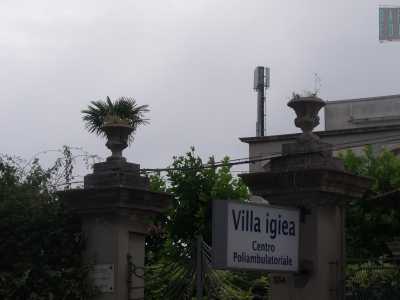 Da qualche mese proprio al centro dell'appezzamento � sorta un�antenna che ha preoccupato i proprietari delle ville confinanti e soprattutto il direttore della clinica Villa Igiea che  da un giorno all'altro se l'� vista spuntare proprio sulla testa