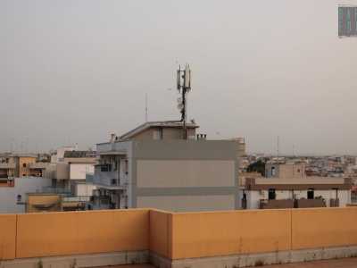 Uno dei tanti ripetitori di telefonia mobile visibili sui tetti di Carbonara