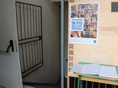 Il bidello ci apre un cancello tenuto sempre chiuso e interdetto a studenti e insegnanti e ci fa accedere al sottoscala