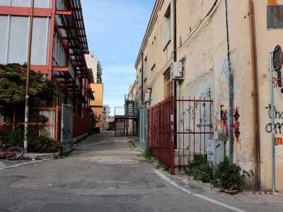 Entriamo attraverso un cancello che � sempre aperto