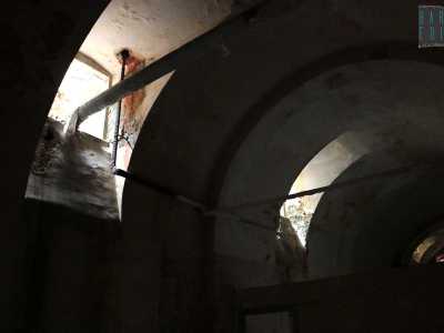 Finestroni da cui entra pochissima luce