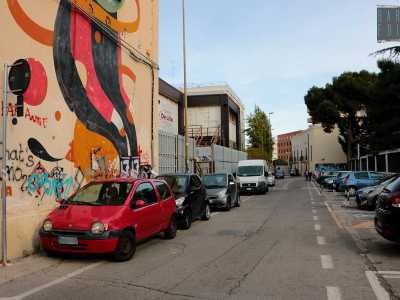 Il murale dipinto sulla facciata che d� sulla strada, gli intonaci rifatti, le pitturazioni recenti e la scala antincendio celano con difficolt� l�evidente antichit� dell�edificio