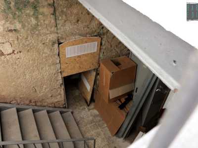 Qui, su una parete ostruita da un vecchio banco scolastico, si trova uno strettissimo passaggio nel muro