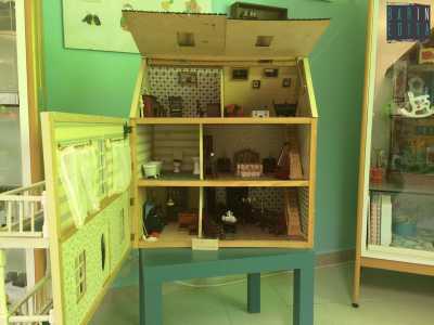 Una casa in miniatura risalente agli anni 70, impreziosita con una serie di mobili, tavoli, sedie e accessori per il bagno fabbricati in rigoroso stile vittoriano
