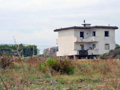 Palazzina occupata. Antenne paraboliche ed elettricit� presa in prestito