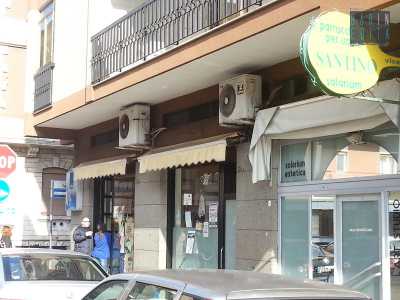 Accanto al bar c'� il centro estetico dal quale i ladri sono penetrati perforando una parete