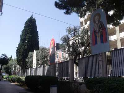 Luminarie all'interno dei giardini della Chiesa russa