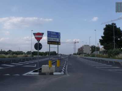 E dopo circa 200 metri, ci troviamo di fronte a una piccolissima rotatoria che ci immette in un�altra enorme strada, molto pi� larga della precedente