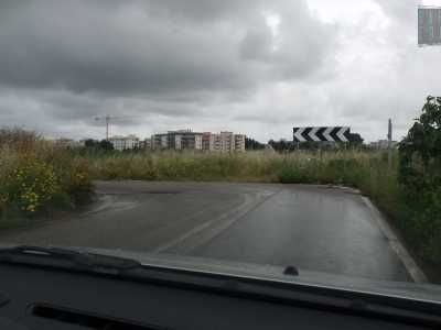 La stradina � strettissima, con curve pericolose, anche a gomito 