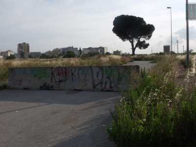 ...per poi imboccare una via sulla destra che per� da anni � interrotta  da blocchi di cemento