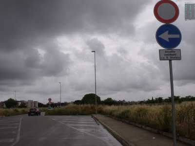 La strada dopo poco pi� di un chilometro si interrompe inaspettatamente. Un cartello ci obbliga a non superare i 20 km orari, invitandoci a imboccare a sinistra una stradina di campagna