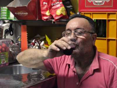 Un cliente degusta il vino di Onofrio