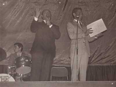 Colino in compagnia di "Mba Vitucce" interpretato dall'attore Piero De Vito. Il personaggio entr� a far parte della trasmissione radiofonica alla fine degli anni 60