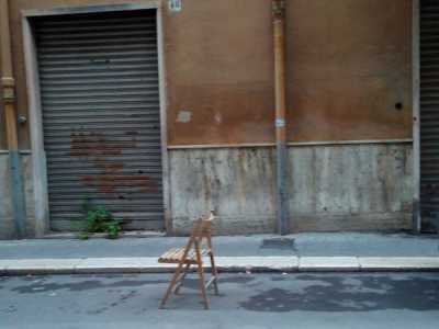 Sedie, cassette e carrelli come segnaposto auto