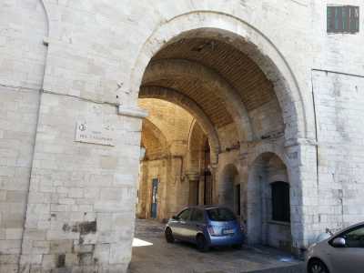Un arco ricorda la Corte del Catapano. Dei grandi palazzi imperiali oggi non resta pi� nulla, al loro posto sorge invece maestosa la Basilica di San Nicola