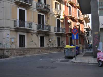 I palazzi sono delimitati da un muretto