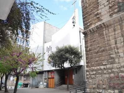 Sulla sinistra a dominare la piazza abbellita da graziosi alberelli, si trova la parrocchia Santa Croce, una struttura edificata nel 1967 sulle ceneri di un convento del Seicento appartenente ai Cappuccini