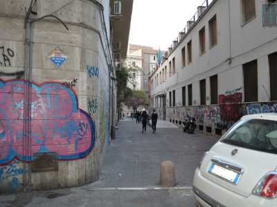 Via Fornari a un certo punto curva a destra. Ci giriamo indietro per �ammirare� la sinuosa linea, l�unica di fatto non rettilinea di tutto il murattiano