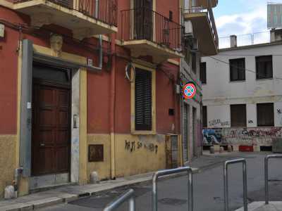 Da questo punto in poi la strada qui si allarga un po� e perde il suo tratto di �pedonalit��. Sulla sinistra si trova l�edificio moderno dell�Amtab, mentre sulla destra permangono due palazzotti di inizio secolo 