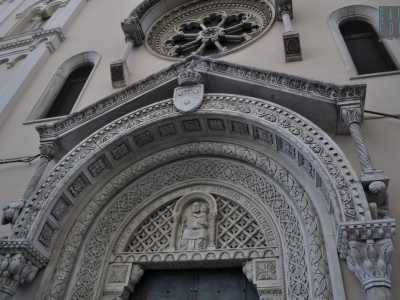 ...sul quale spicca l�emblema carmelitano (tre stelle e una croce) e l�altorilievo di San Giuseppe con il Bambin Ges� sulle ginocchia