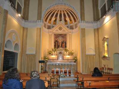 Entriamo e ci ritroviamo in un piccolo edificio a una sola navata con pochi posti a sedere occupati da qualche anziana signora