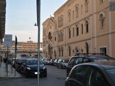 Ma ecco che una volta giunti alla fine della viuzza ci troviamo davanti a una sorpresa: la strada sfocia infatti su via Beata Elia di San Clemente, l� dove ha sede l�elegante monastero di San Giuseppe