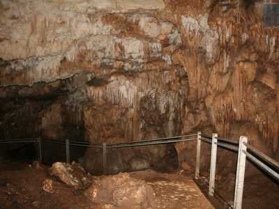 Attorno a noi ci aspetteremmo di vedere disseminati anche quegli utensili, raschiatoi, punte e lame dei nostri antenati rinvenuti dal 1968 in poi. �La grotta � stata spesso oggetto di atti di vandalismo - racconta per� lo speleologo -, per cui a un certo punto la Soprintendenza dei beni archeologici della Puglia si � vista costretta a "requisire" i vari reperti�