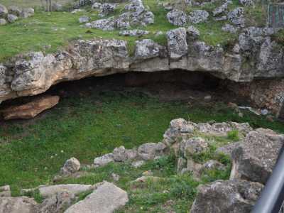 L'entrata della grotta vera e propria, posta un paio di metri sotto il livello del terreno, � preceduta da un prato caratterizzato sulla sinistra da un'ampia rientranza della roccia. �Era l� che gli abitanti del Paleolitico passavano le giornate - spiega Di Liso -. Di solito rientravano nell'ipogeo solo per dormire�