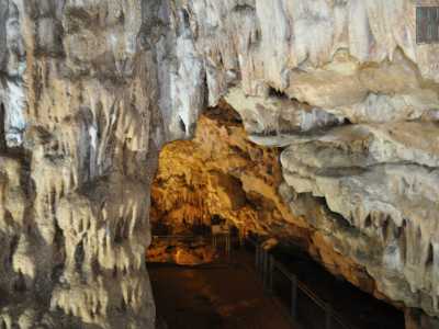 Davanti ai nostri occhi appare un tripudio di stalagmiti e stalattiti