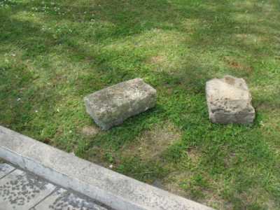 I massi spostati sull'erba usati per sedercisi sopra