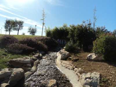 Il suggestivo ruscello del parco