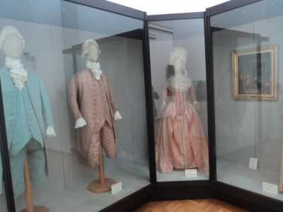 Esposizione di abiti matrimoniali da uomo e da donna