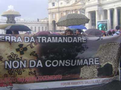 Alcuni componenti del Movimento di tutela degli ulivi e dei paesaggi di Puglia mostrano uno striscione di protesta in piazza San Pietro.