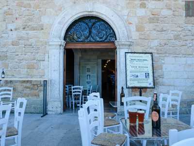 Attraverso un�entrata a forma di arco...