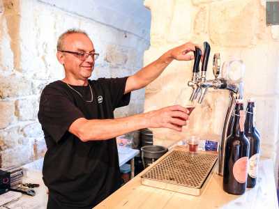 �Le birre - ci dice il 52enne Angelo, gestore del museo - � possibile sorseggiarle qui, dove un tempo anche i templari trangugiavano litri di �cervogia��.