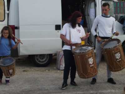 A guidare l'esibizione degli sbandieratori ci sono i musici: alcuni suonano il tamburo