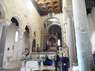 L�interno � a tre navate con colonne e capitelli di diversi stili ed epoche