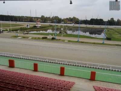 La pista su cui di l� a poco avverranno le corse dei cavalli