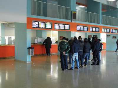 Nella sala scommesse troviamo decine di persone con lo sguardo fisso rivolto in alto: stanno guardando i monitor dove scorrono i risultati delle  gare nazionali
