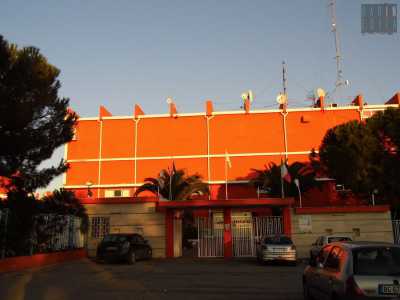 L'ingresso dell'ippodromo Paolo VI: l�impianto, di colore arancione, � immerso nel verde e situato su un�altura che domina Taranto