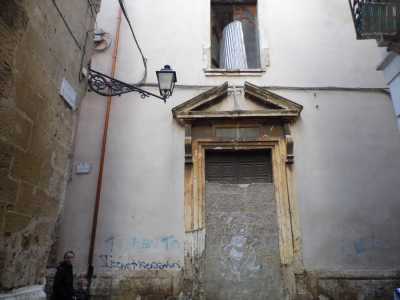 Una delle tante chiese chiuse e murate