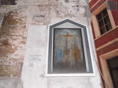 Un'edicola votiva attorno a cui un tempo le donne della citt� vecchia recitavano il rosario