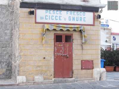 La pescheria storica �Cicce �u gnure� oggi chiusa, di cui � rimasta solo l�insegna in bellavista
