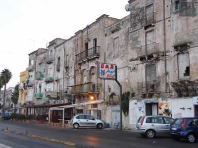 Purtroppo l�altro lato di via Garibaldi � costeggiato da tanti palazzi storici fatiscenti e quasi tutti disabitati tranne per qualche attivit� commerciale: questo sfacelo � il biglietto da visita per chi entra nella citt� dal Ponte di Pietra