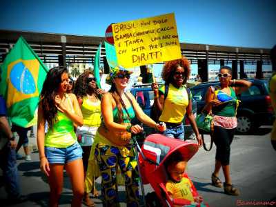 Bari, corteo di brasiliani