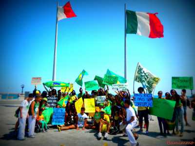 Bari, corteo di brasiliani