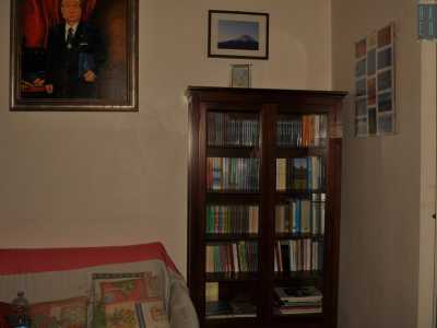 Una libreria con alcuni dei testi sul buddhismo, molti dei quali scritti da Daisaku Ikeda