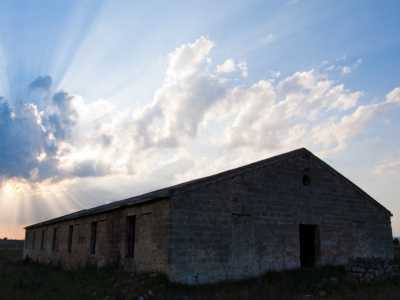Capannone-dormitorio dell'ex campo di prigionia della seconda guerra mondiale presso Altamura 