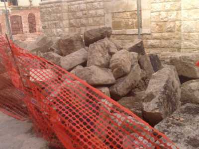 Basole antiche ammassate su un lato della strada