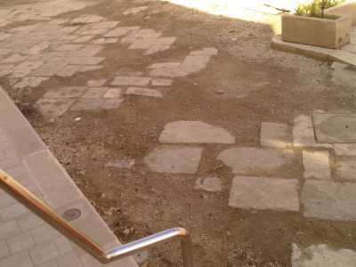 Tratto di strada che presenta pavimentazione assente